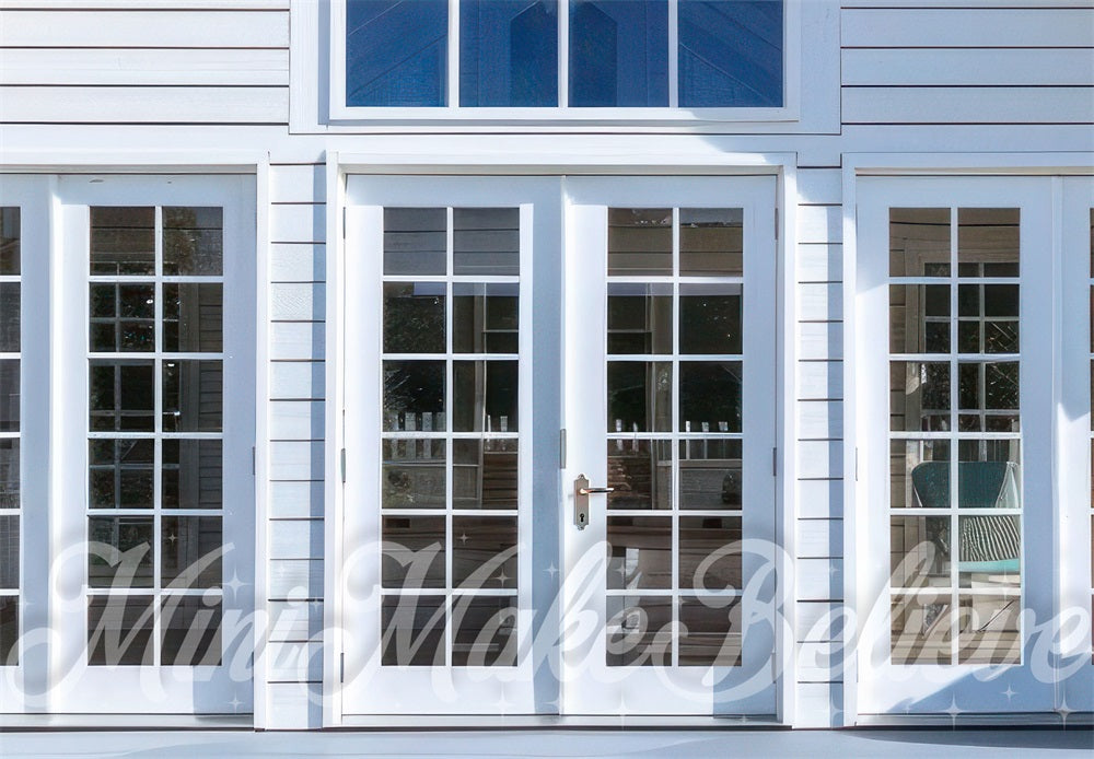 Telón de fondo sofisticado y blanco al aire libre diseñado por Mini MakeBelieve para la Casa de la Piscina