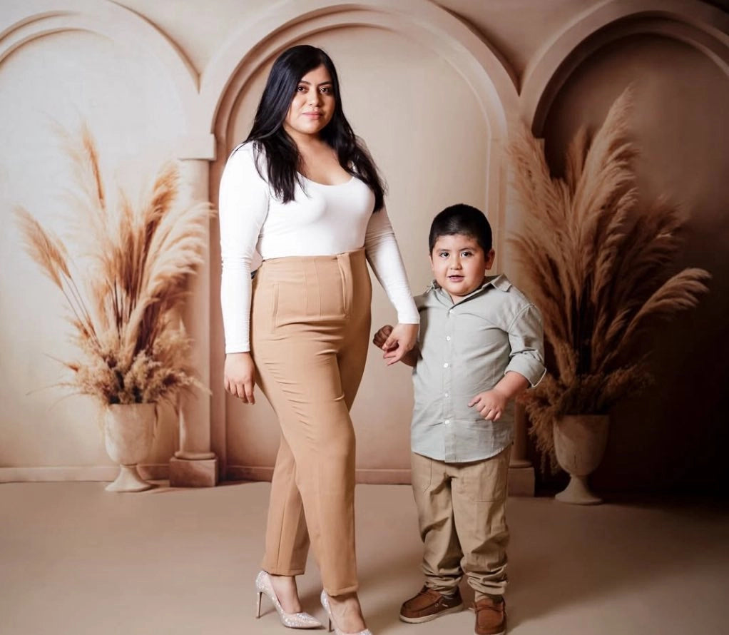 Fondo de pared en arco de cañas de color beige de estilo bohemio diseñado por Emetselch