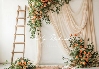 Planta verde primavera flor naranja escalera de madera cortina beige fondo de pared blanco diseñado por Patty Robert.