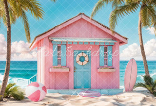 Zomerblauwe lucht witte wolken zee strand groene boom surfplank bal roze huis op achtergrond ontworpen door Chain Photography