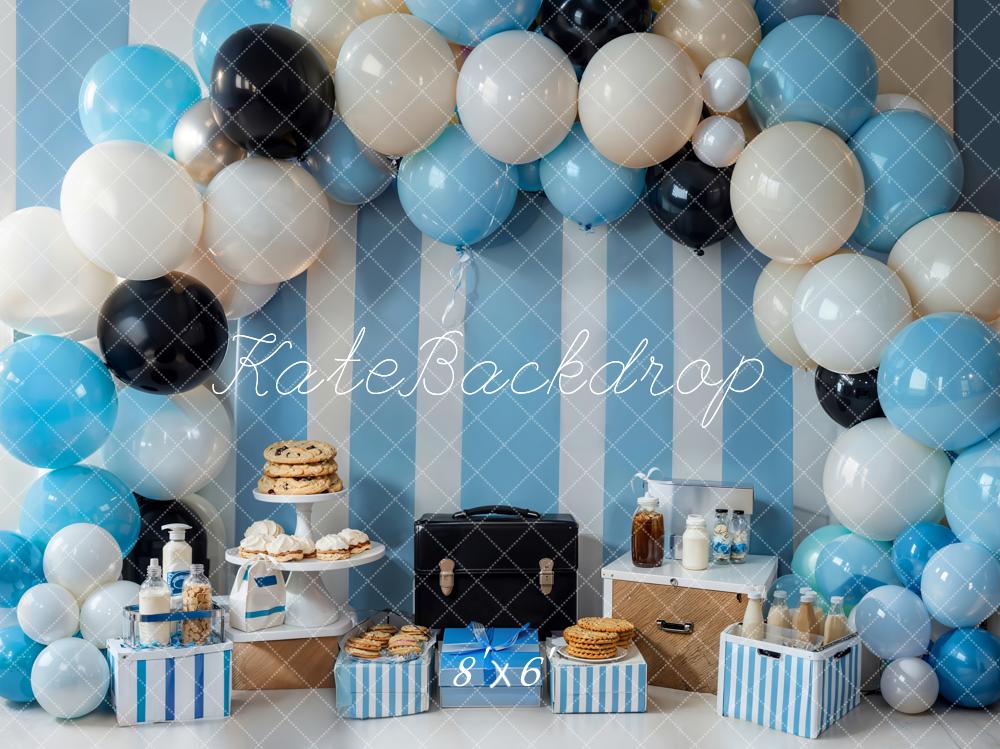 Verjaardagstaart Smash Cookie Aktetas Fles Geschenk Kleurrijk Ballonnenboog Blauw Wit Gestreepte Muurachtergrond Ontworpen door Emetselch
