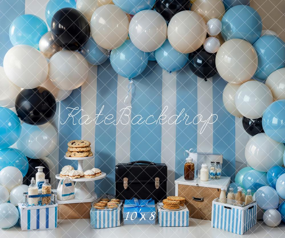 Verjaardagstaart Smash Cookie Aktetas Fles Geschenk Kleurrijk Ballonnenboog Blauw Wit Gestreepte Muurachtergrond Ontworpen door Emetselch