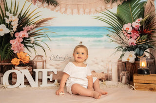 Boda de verano boho en la playa con un colorido telón de fondo floral diseñado por Emetselch.