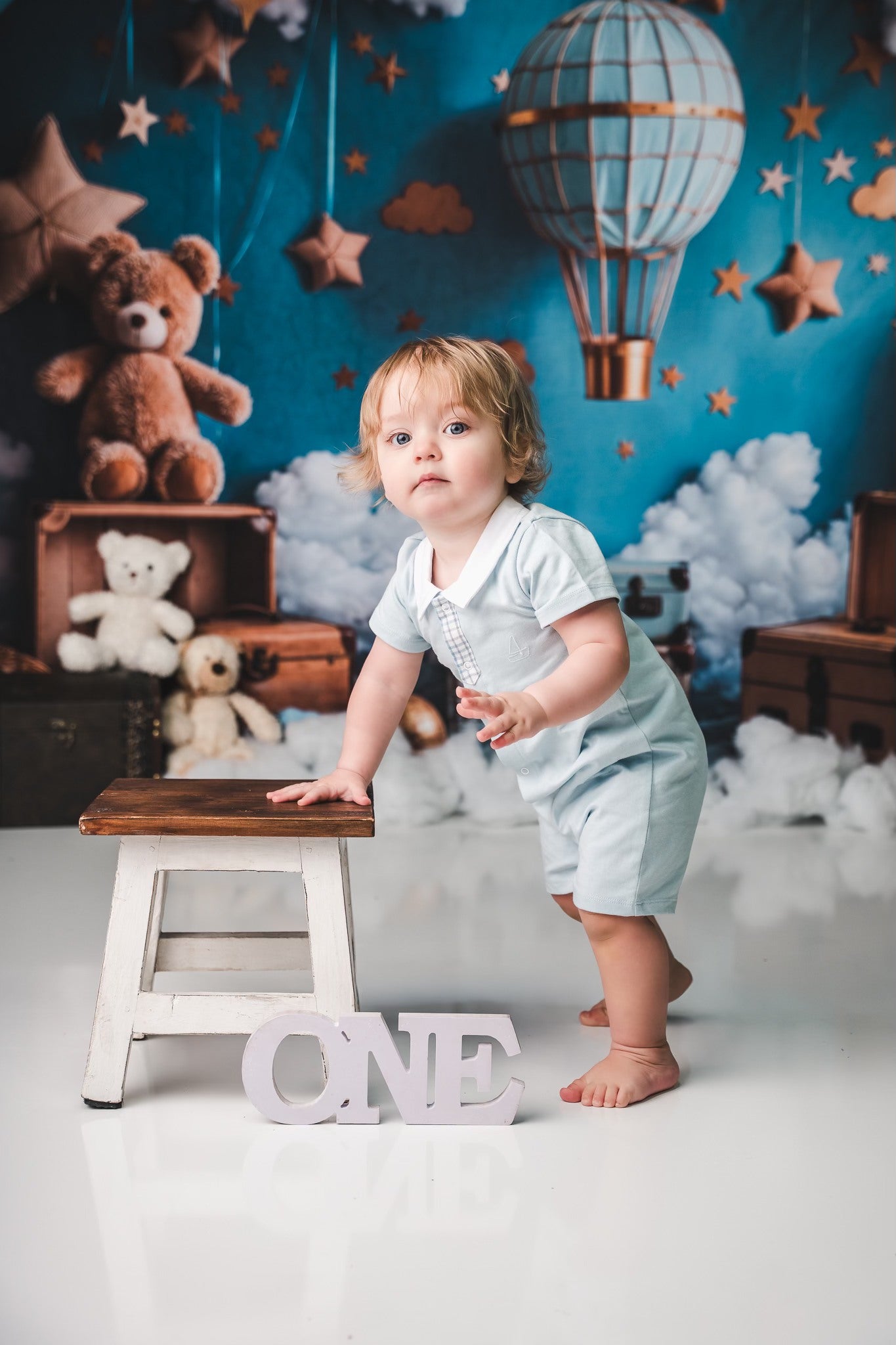 Globo aerostático caliente de dibujos animados Viajes de oso de peluche marrón Estrella azul Fondo de pared diseñado por Emetselch