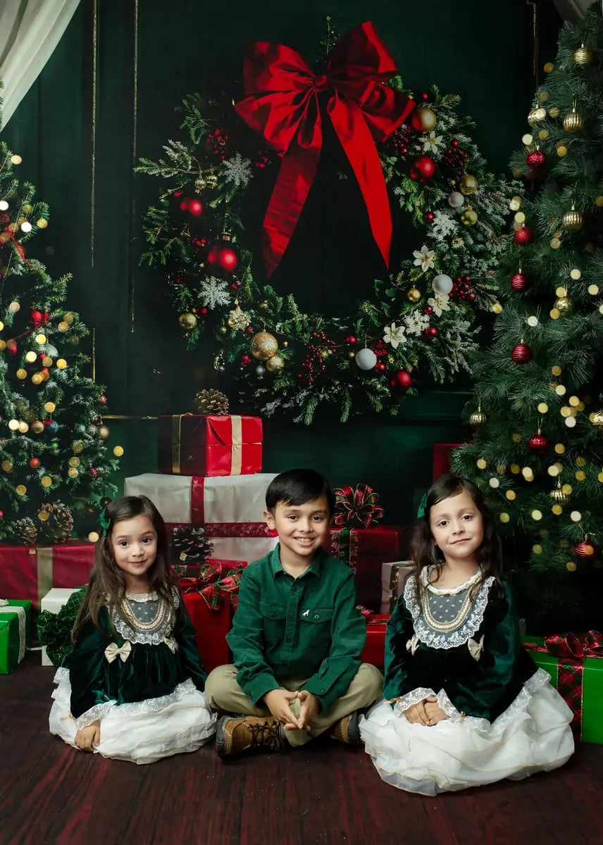 Navidad retro en blanco y verde con mármol en la habitación de la escalera. 