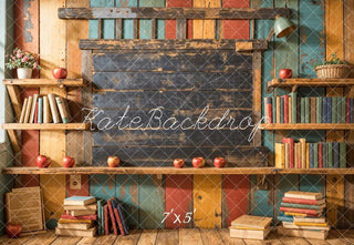Torna a Scuola Scaffale Libreria in Legno Scuro Fondo Lavagna Nera Progettata da Emetselch