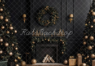 Natale interno con caminetto nero moderno progettato da Mini MakeBelieve