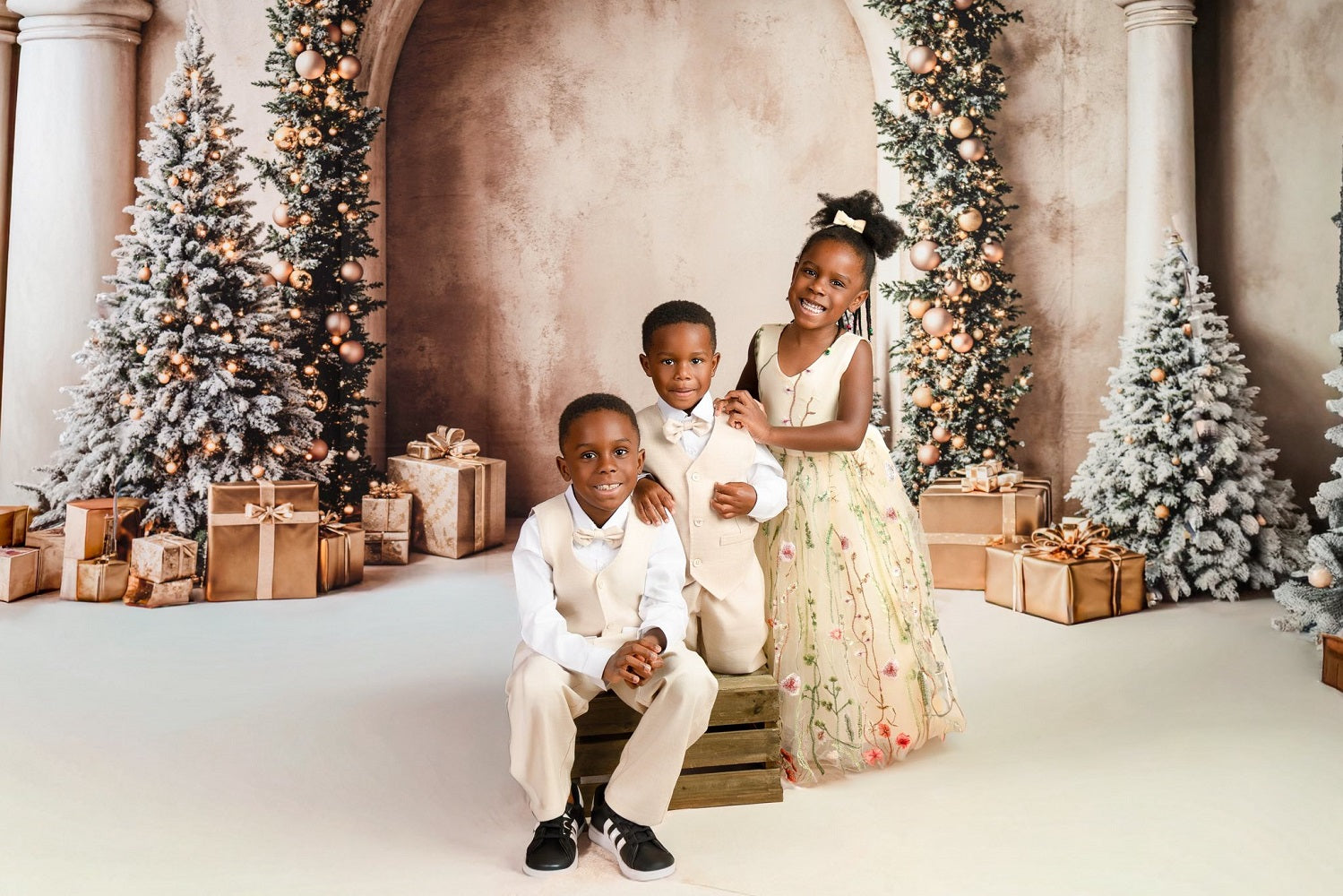 Fondo de regalos dorados en arco de árbol de Navidad diseñado por Emetselch