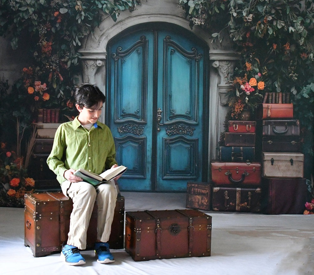 Vintage Betoverde Tuin Deur Koffer Foto Achtergrond Designed by Patty Roberts