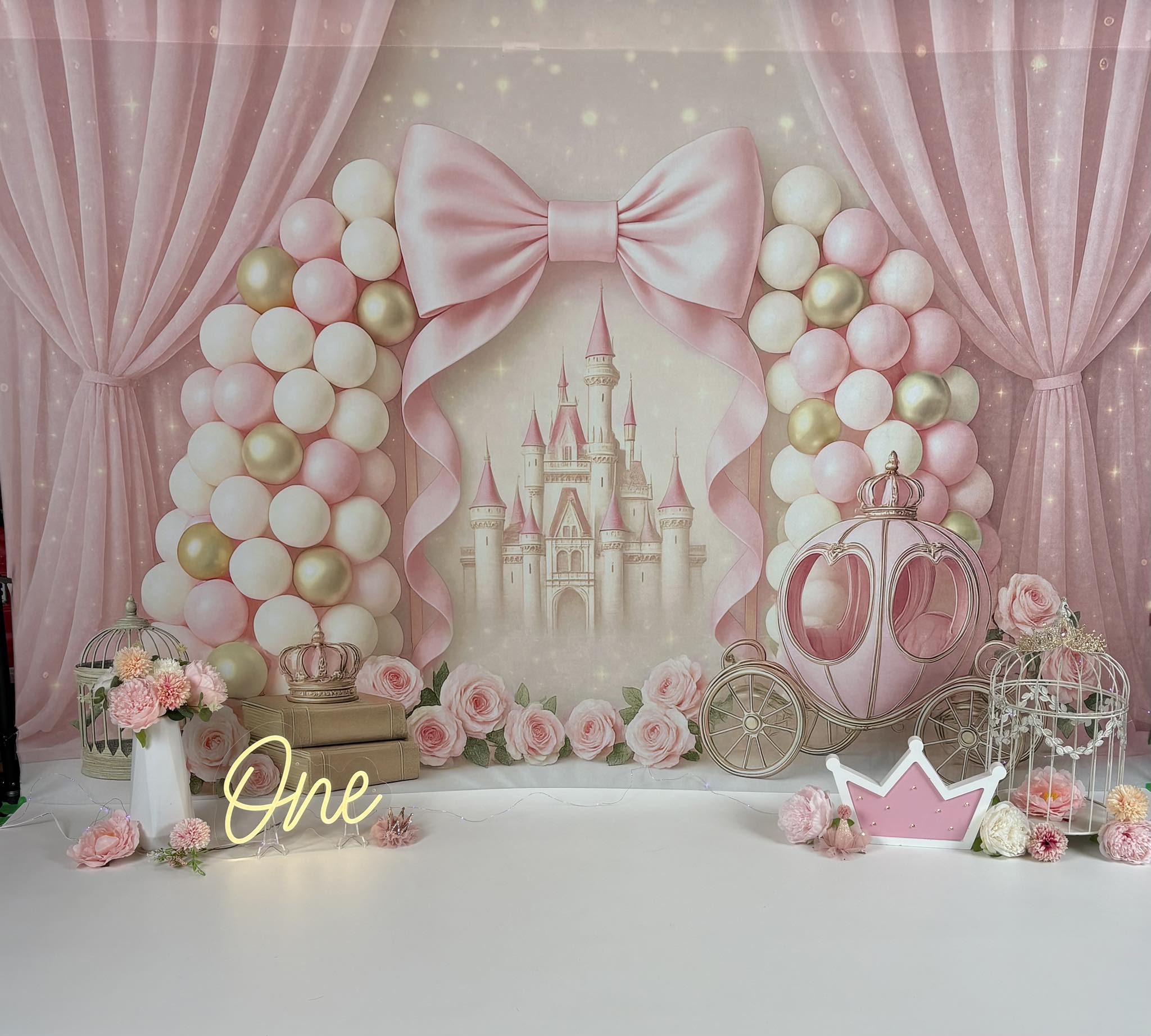 Fondo de pastel de demolición de castillo de princesa rosa carruaje diseñado por Ashley Paul