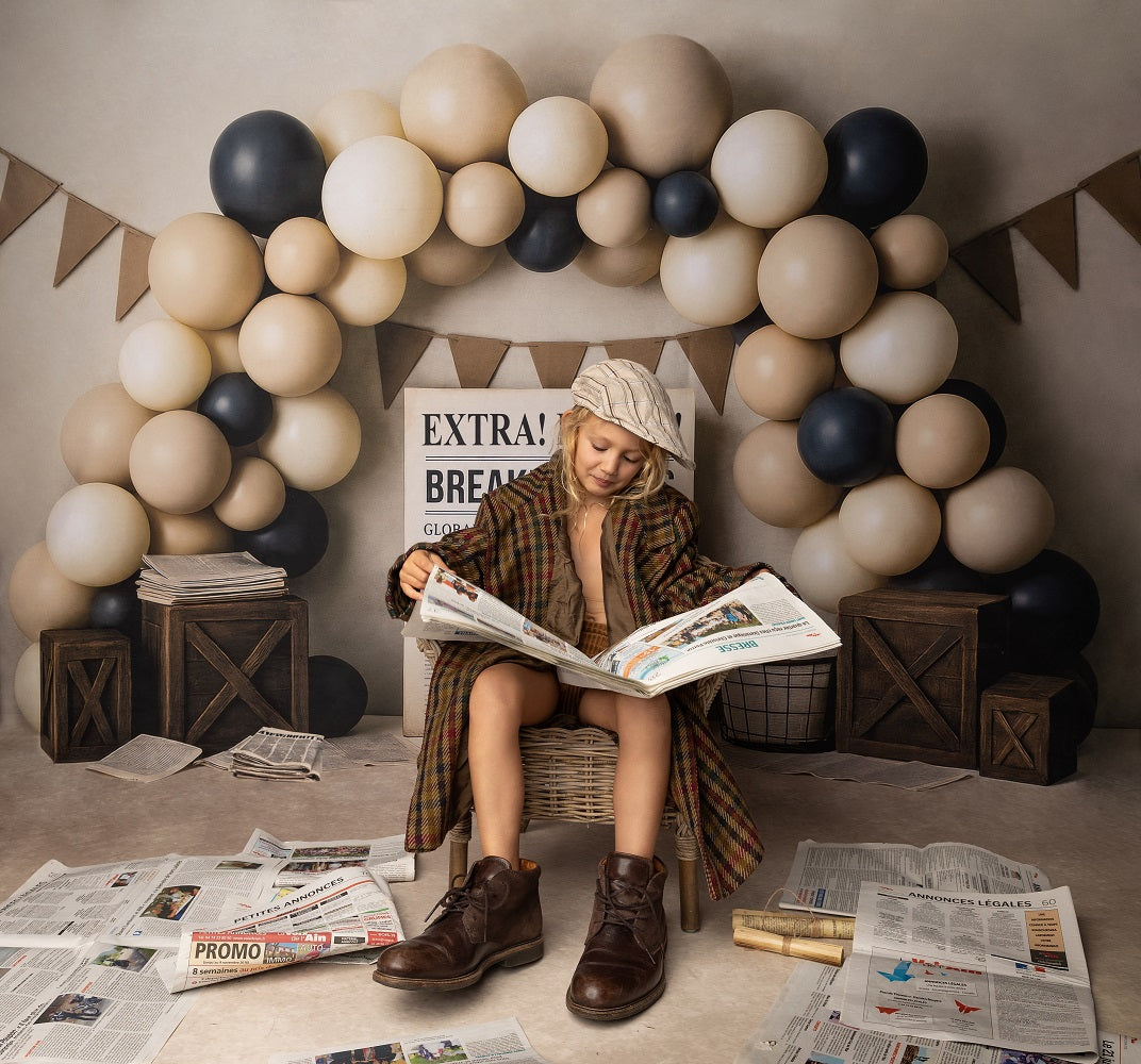 Fondo de Arco de Globos de Periódico Cake Smash diseñado por Mini MakeBelieve