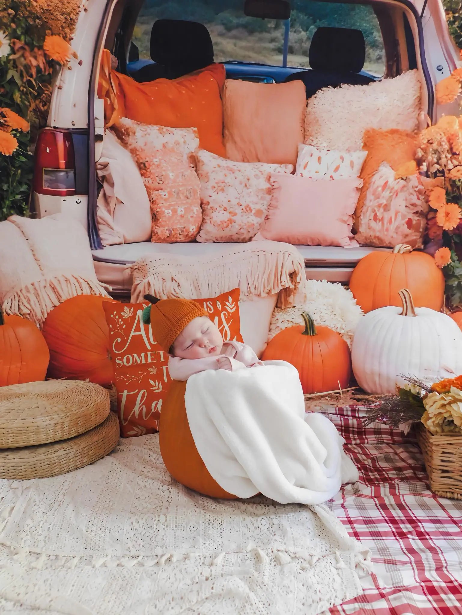 Fondo de flores con camión de calabazas de otoño y pacas de heno Diseñado por Emetselch