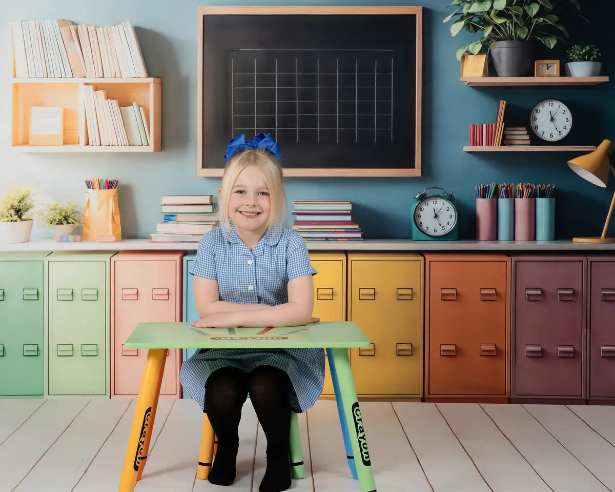 Back to School Kleurrijke Kluisjes Schoolbord Foto Achtergrond+Apricot Houten Vloer Foto Achtergrond Designed by