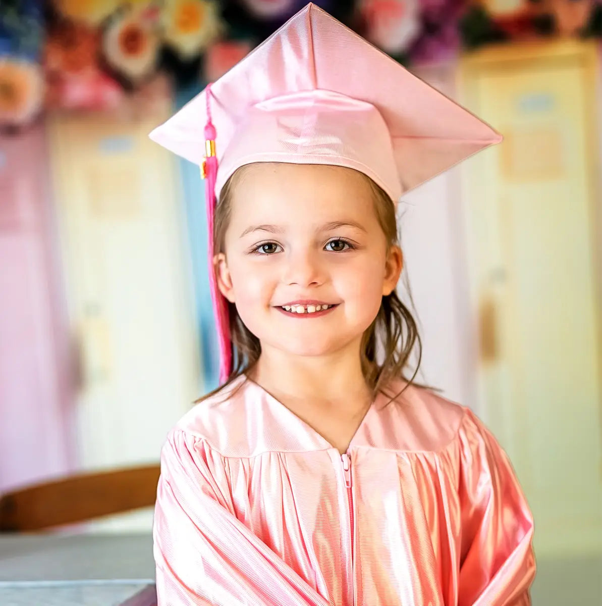 Ritorna a scuola, sfondo da armadietto floreale colorato su muro di mattoni bianco progettato da Mini MakeBelieve