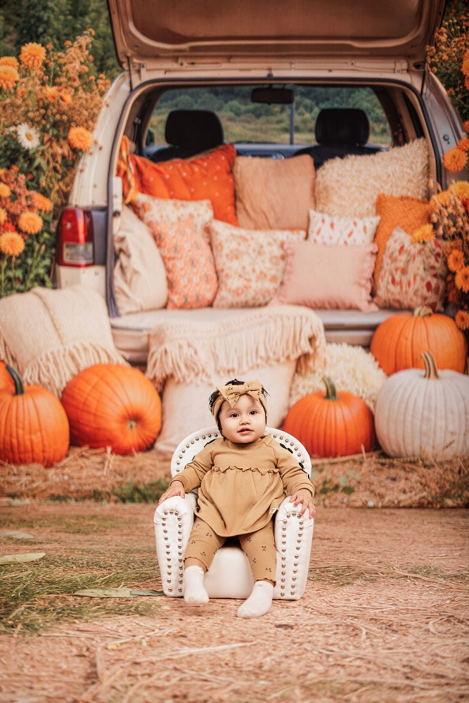 Fondo de Calabaza Otoñal Camión de Kate Con Pacas de Heno + Fondo de Suelo de Césped Rústico Terroso
