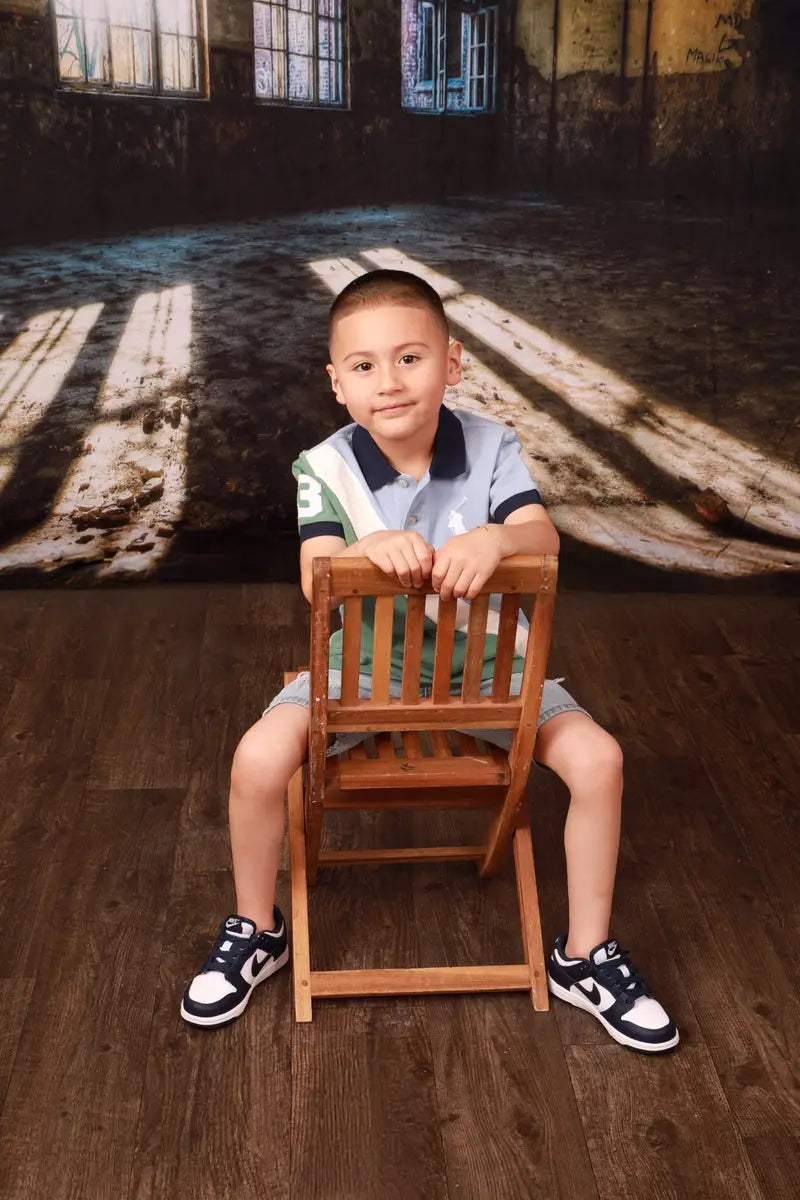 Fondo de ladrillo oscuro en interiores con ventanas para bodas