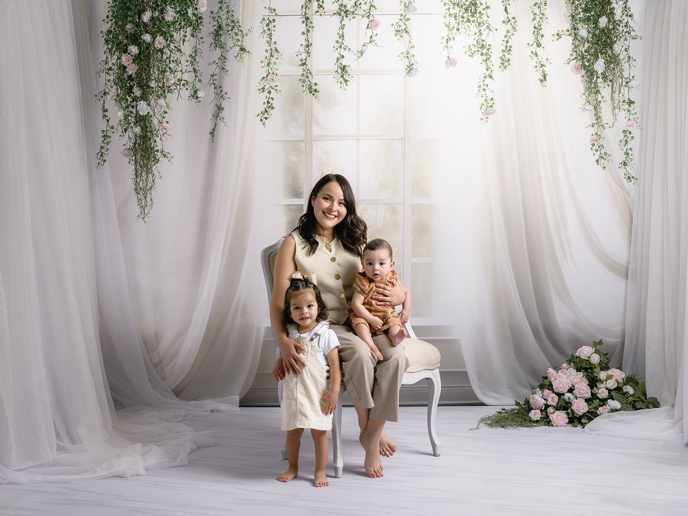 Cortinas Blancas de Primavera para Ventanas de Habitación con Fondo Diseñado por Chain Photography