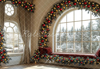Guirnalda de Navidad Grande Ventana Arco Árboles Nevados Fondo Diseñado por Mini MakeBelieve