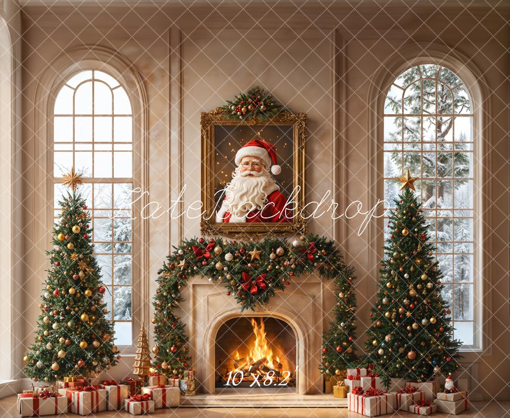 Retrato de Santa Claus junto a un árbol de Navidad y chimenea decorados en un fondo de ventana vintage Diseñado por Emetselch