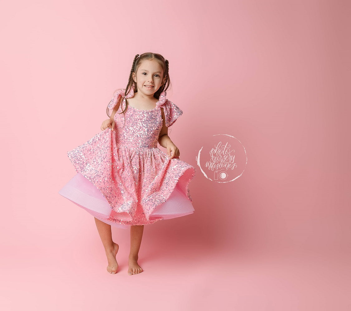 Vestido de niña de terciopelo rosa con lentejuelas y lazo en el hombro para fotografía  
Designed by Kate