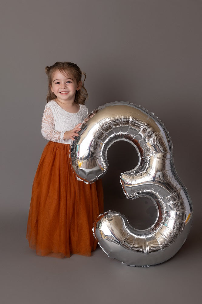 Sfondo in carta senza giunture grigio chiaro misto viola per fotografia