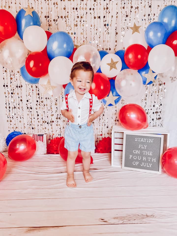 Kate July of 4th Backdrop Patriotic Balloons Designed by Mandy Ringe Photography