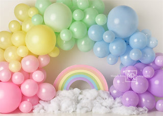 Arco de globos arcoíris pastel diseñado por Mandy Ringe Photography.