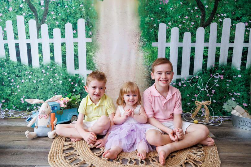Enrejado de campo de verano con árbol y flores en fondo diseñado por Chain Photography