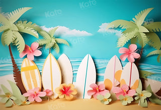 Tablero de surf de verano con flores en la playa como fondo para fotografía