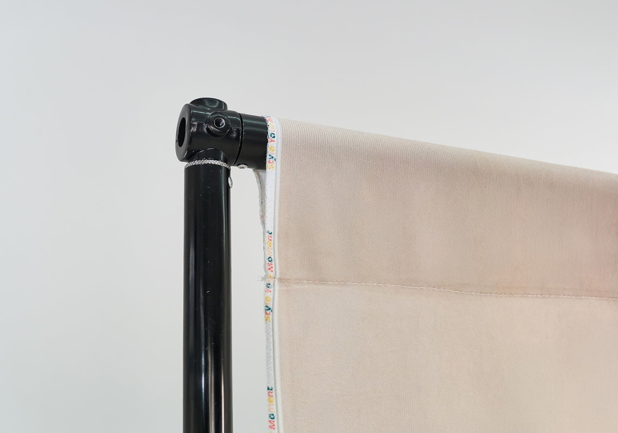 Front detail of the fabric backdrop top pocket on a stand crossbar